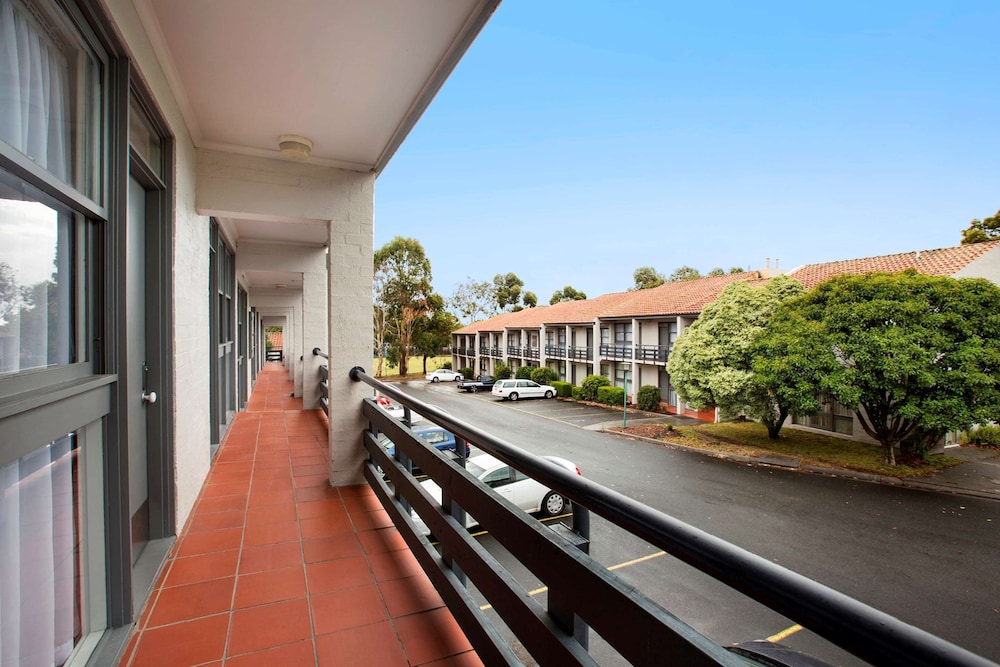 Nightcap at Ferntree Gully Hotel Motel 63/65
