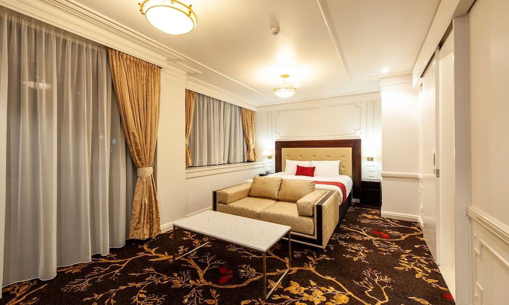 BURKE & WILLS HOTEL 46/63
