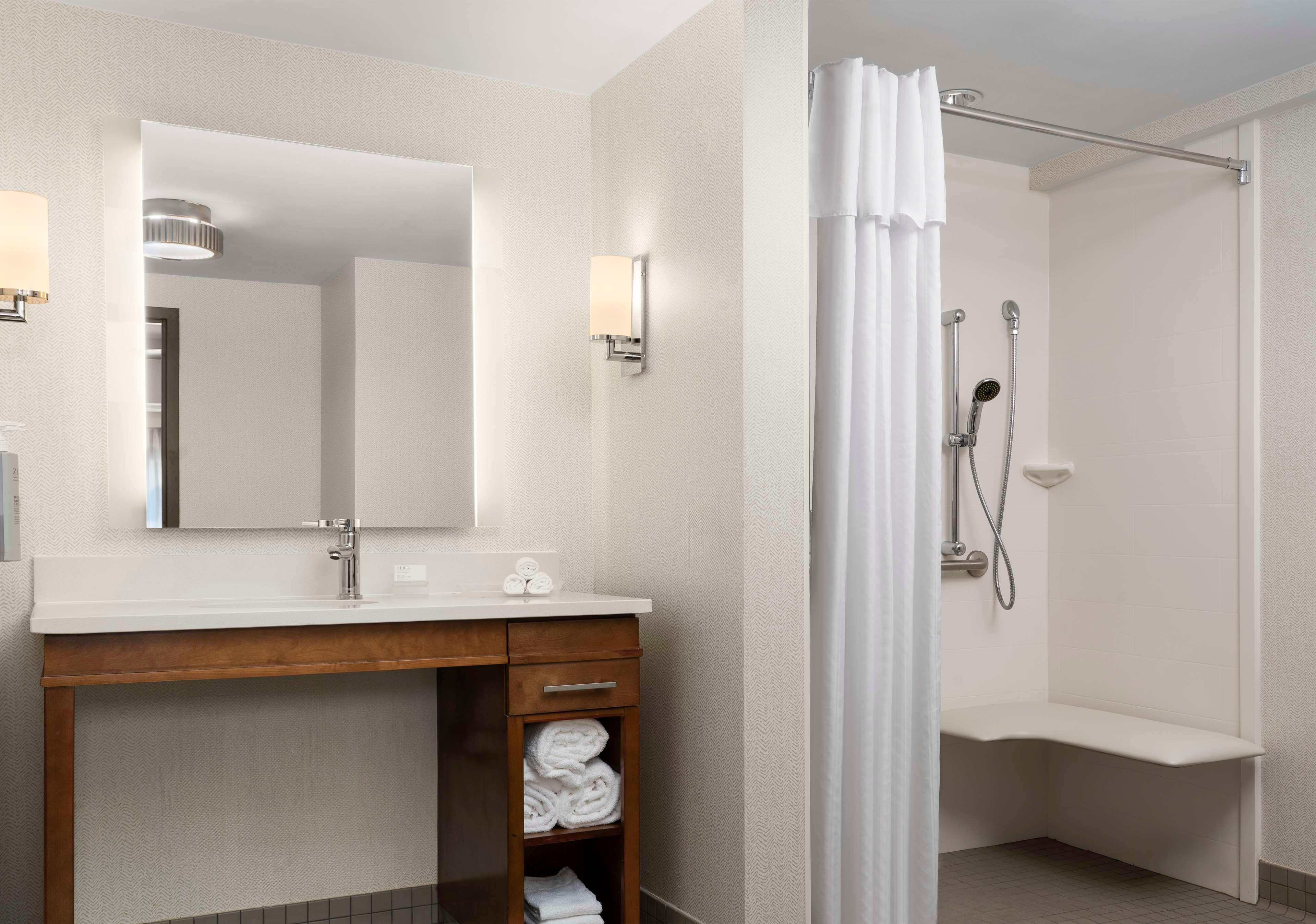 جناح بسريرين كوين مع أريكة بمنطقة جلوس بمطبخ لذوي الإعاقة، Homewood Suites by Hilton Boston Brookline Longwood Medical 2/2