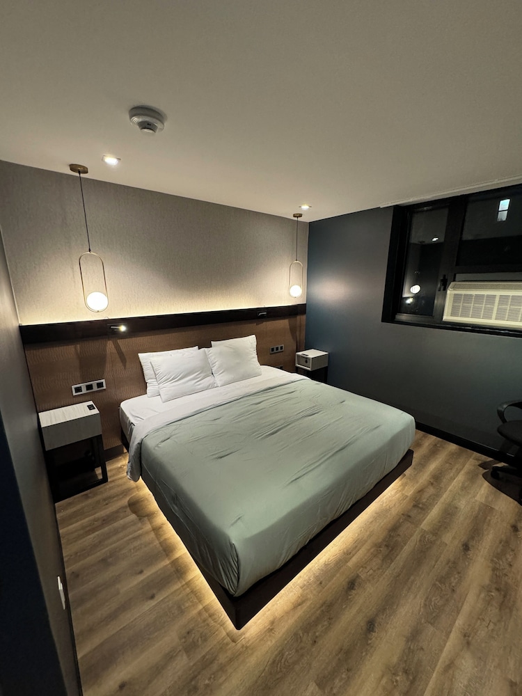 Hotel Mirage Brooklyn 11/38