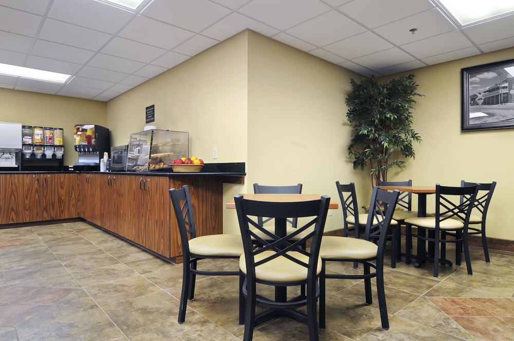 Quality Inn & Suites Monterey I-40 14/21