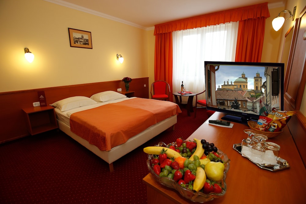 Hotel Korona Eger 15/66