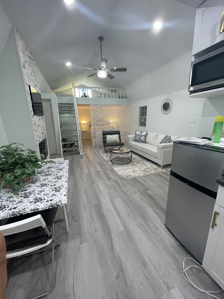 The Tiny Cottage in The Springs 3/28
