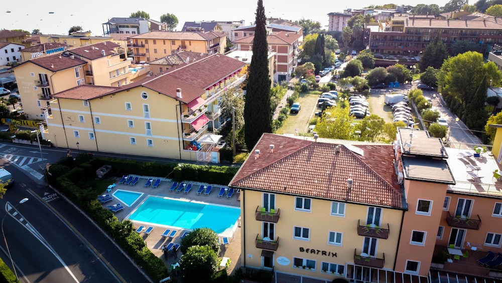 Beatrix Apartments 4/50