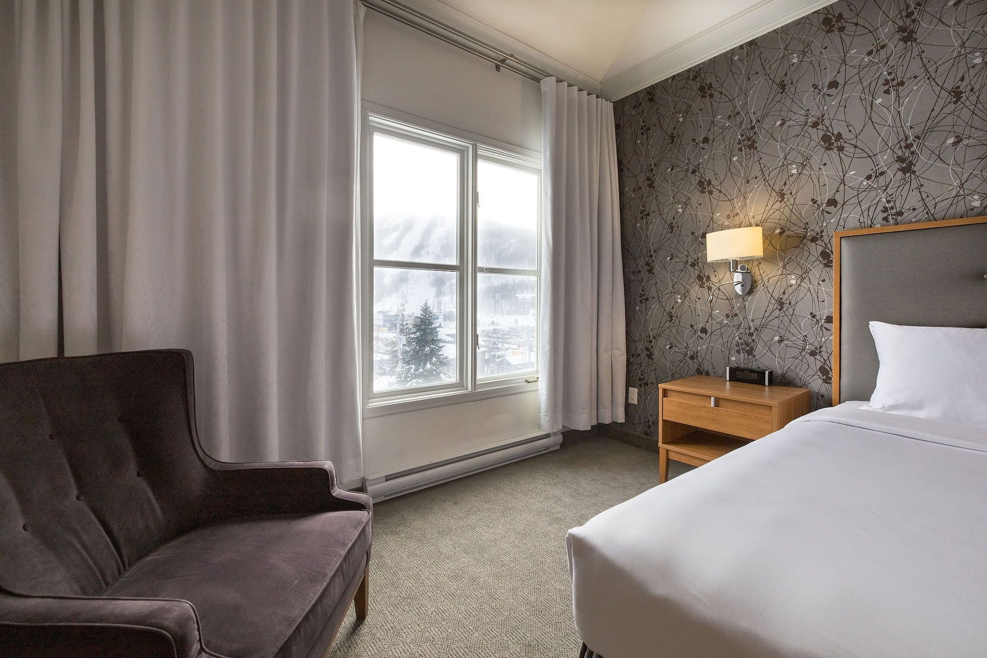 جناح جونيور بسرير كينج وسرير كوين بإطلالة على الجبل، Chateau Bromont 2/8