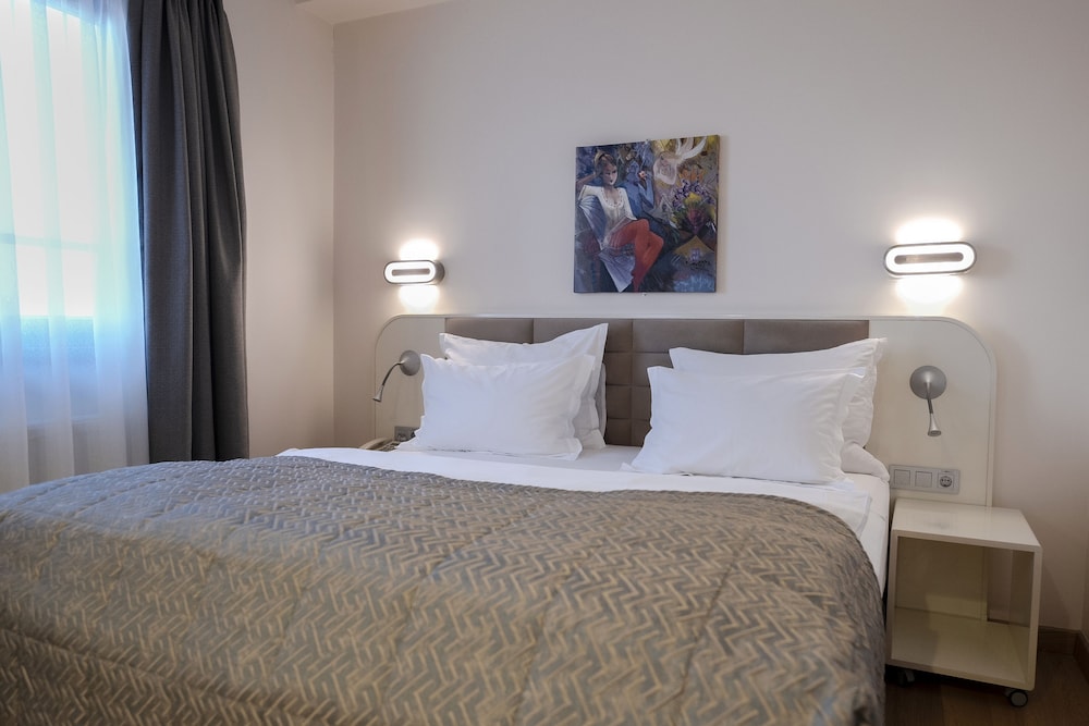 JUNIOR, DOUBLE OR TWIN BED, CITY VIEW