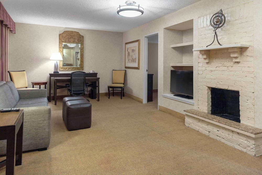 Embassy Suites by Hilton Kansas City Plaza 35/64