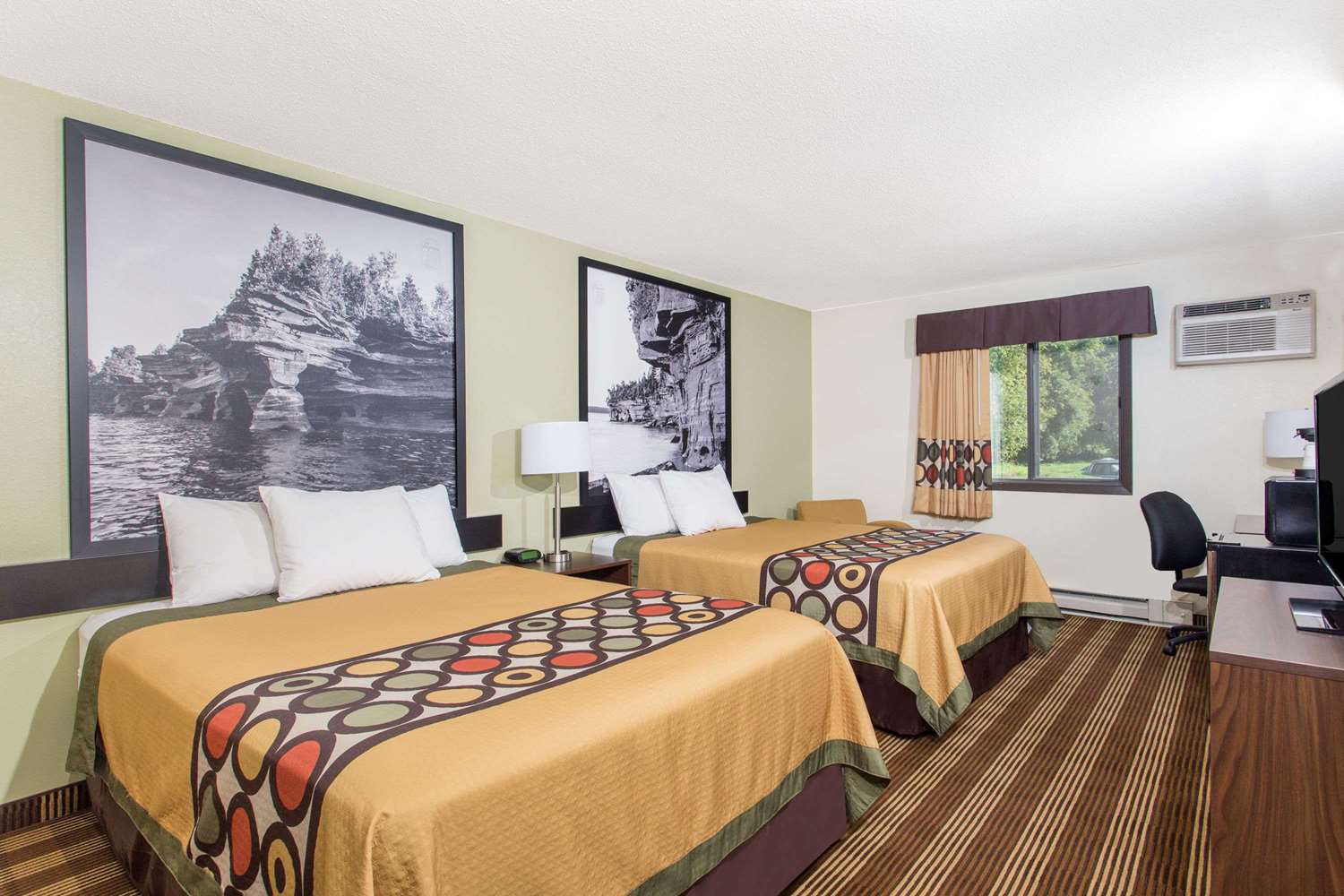 Super 8 By Wyndham Eau Claire I-94 8/20