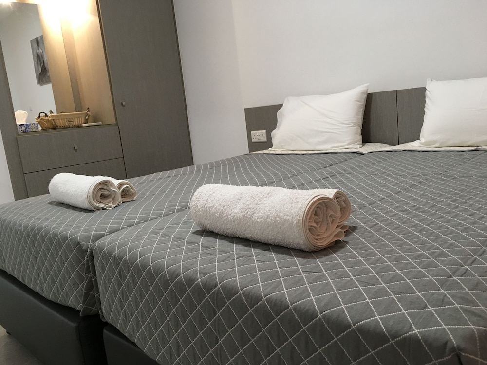 APARTMENT, TWIN BEDS, SEA VIEW