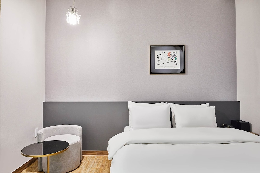 Boom Tourist Hotel 7/20