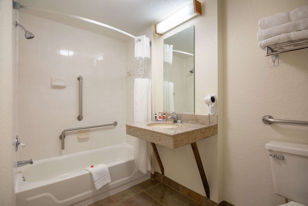 Travelodge by Wyndham Outer Banks/Kill Devil Hills 46/50