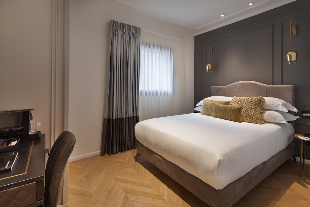 CLASSIC, QUEEN BED, SMALL
