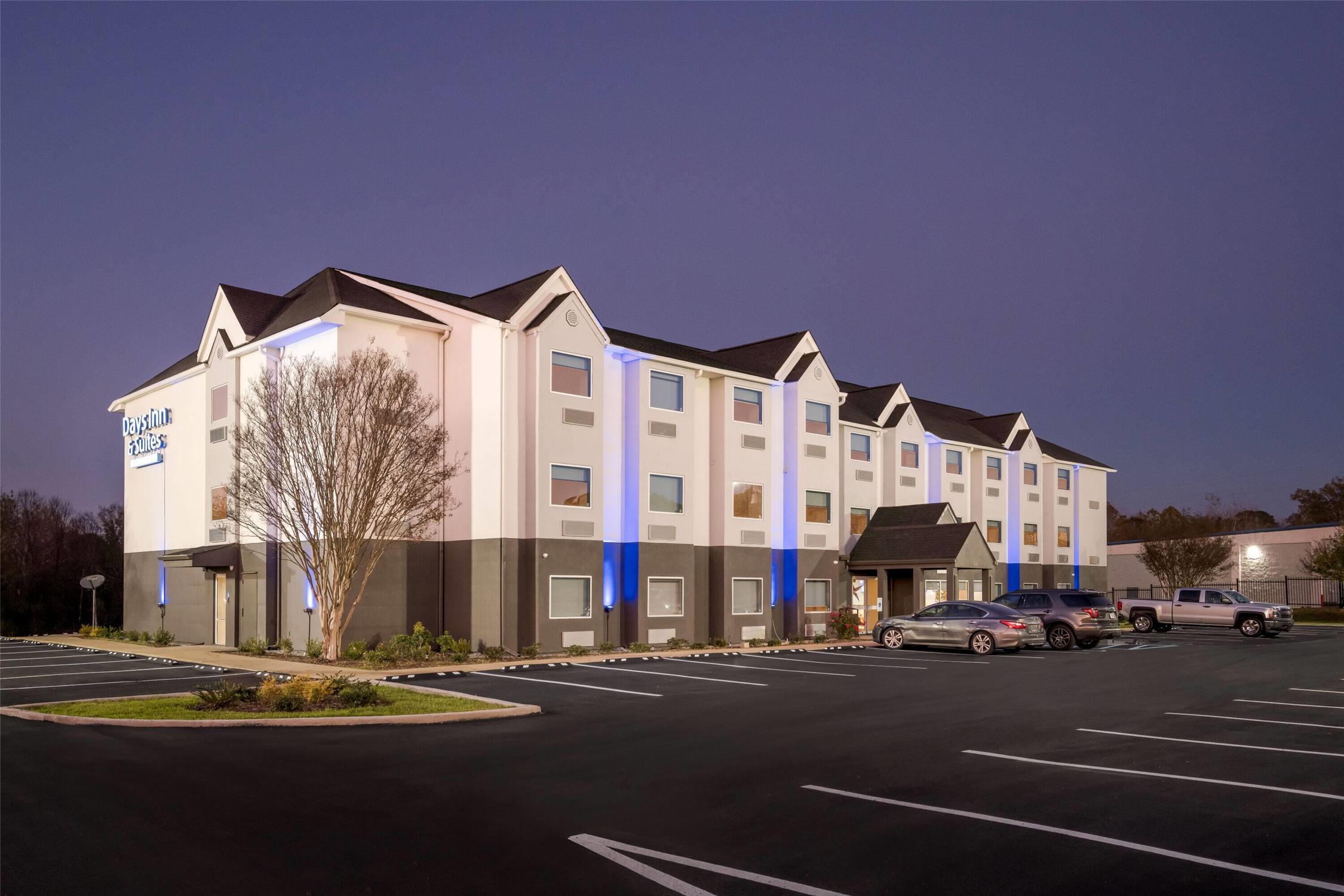 Days Inn & Suites by Wyndham Brandon Amphitheater 3/27
