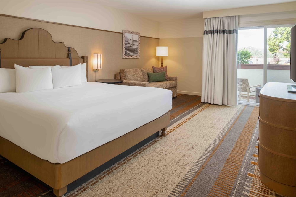 Junior Suite, King Bed, Resort View, Patio