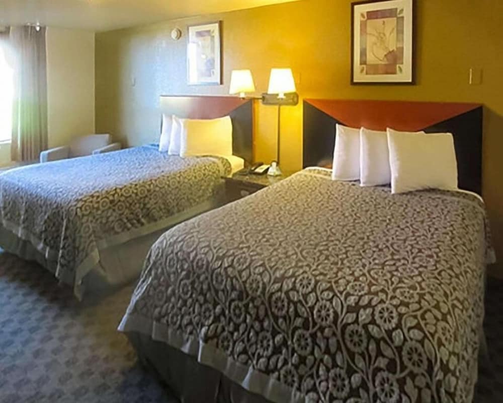 Rose City Inn And Suites 14/27