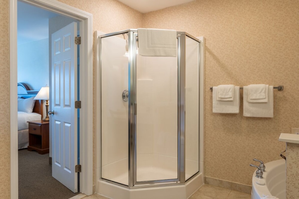 جناح بسرير كينج بغرفة نوم واحدة مع أريكة بجاكوزي بمطبخ صغير، Ogunquit Hotel 10/10