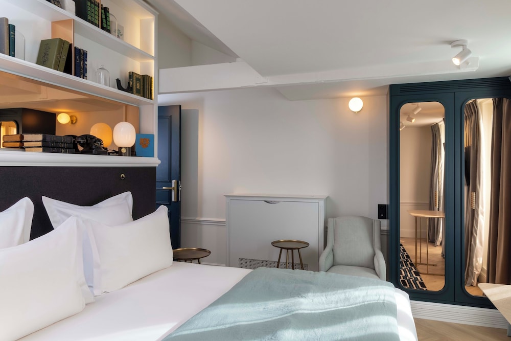 COZY, ROMANTIC, DOUBLE OR TWIN BED