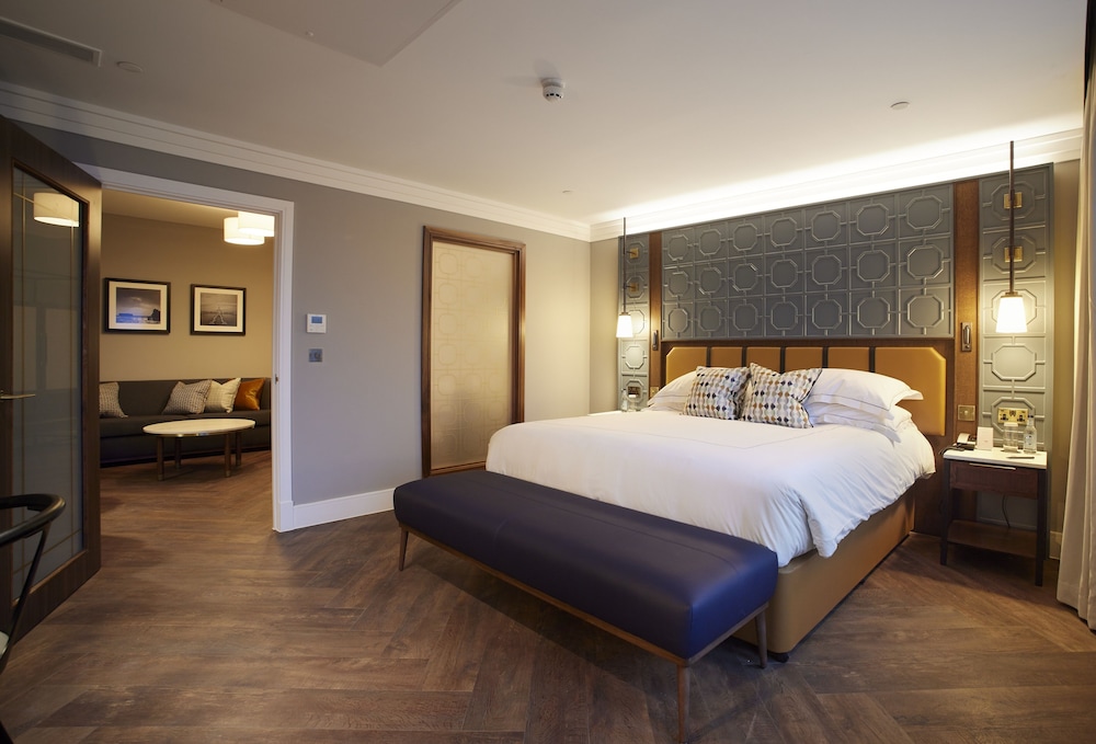 DELUXE, SUITE