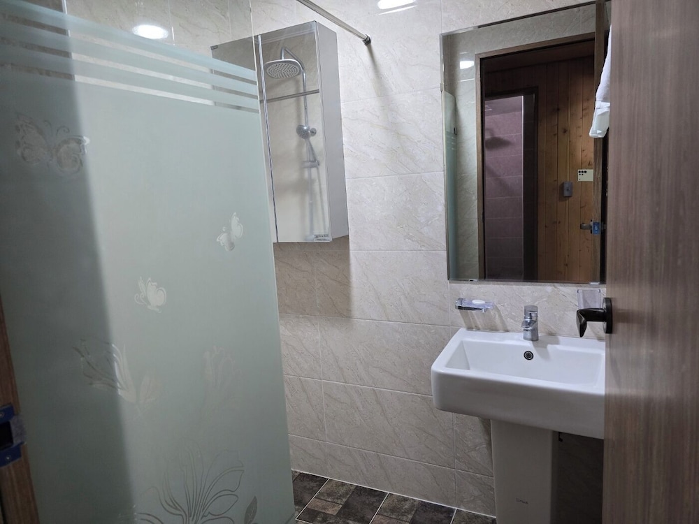 Cheonjiyeon Hotel 45/50