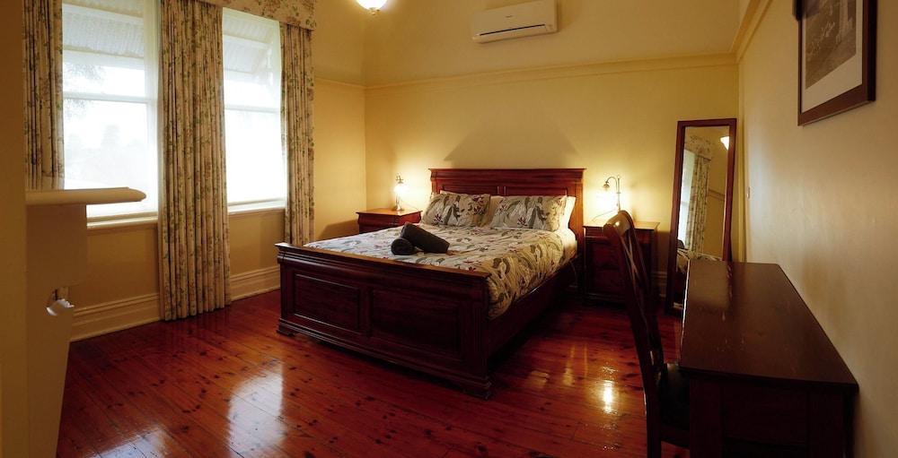 Classic, House, 2 Queen and Twin Beds, Accessible
