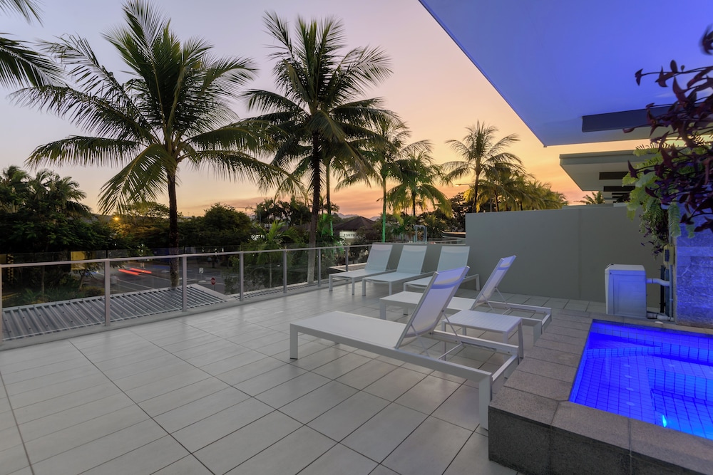 Coconut Grove Port Douglas 18/50