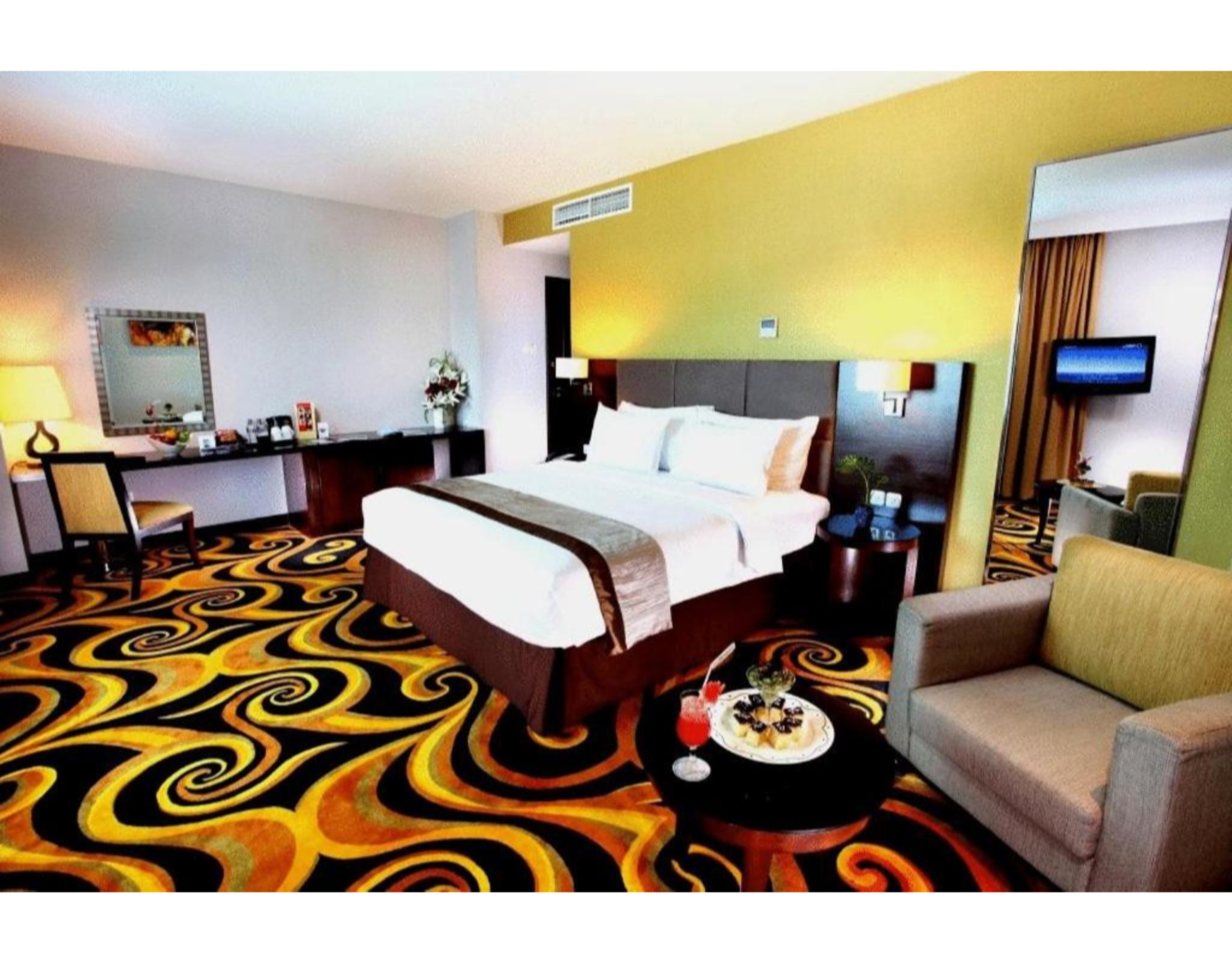 Grand, Deluxe, Queen Bed