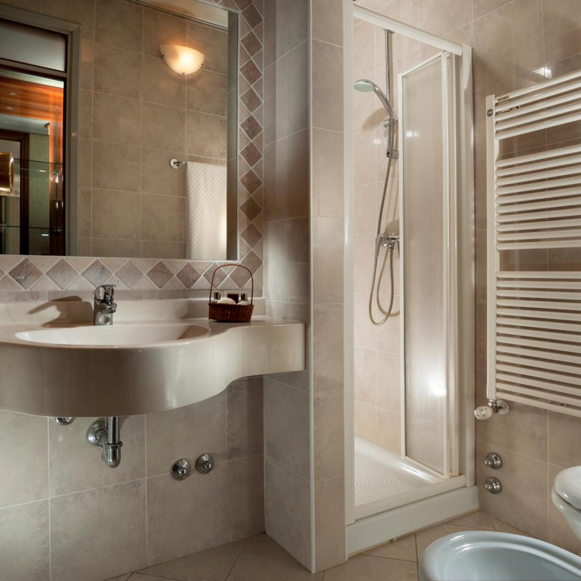 غرفة قياسية بسرير كينج، Waldorf Suite Hotel 2/2