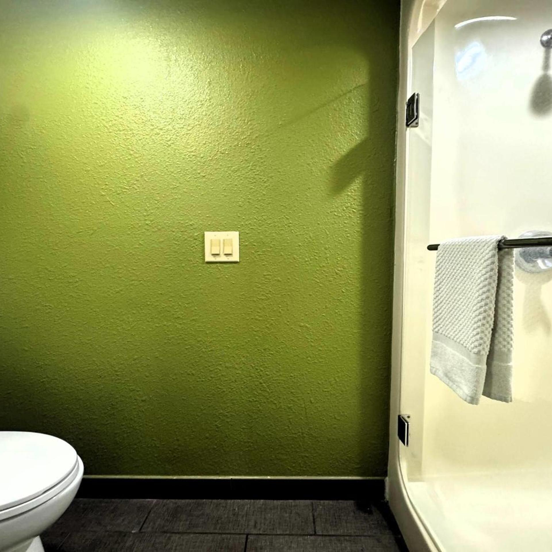 جناح بسرير كينج بغرفة نوم واحدة، Travelodge by Wyndham Flowood 8/9