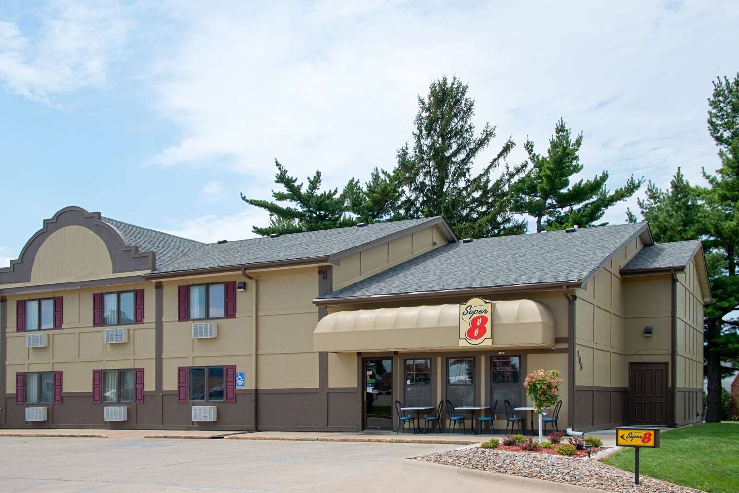 Super 8 by Wyndham Pella 4/24