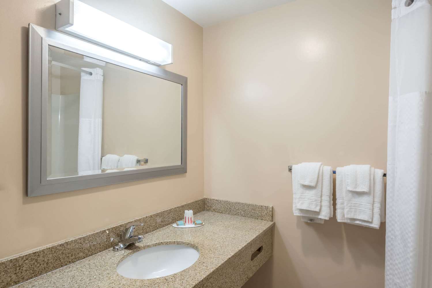 Days Inn by Wyndham Middletown/Newport Area 33/40