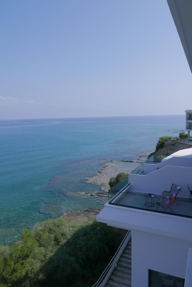 E.J Pyrgos Bay Hotel 35/41