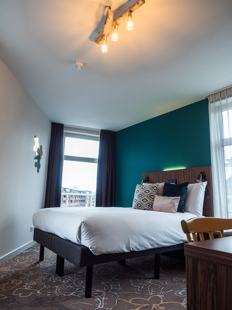 SUPERIOR, QUEEN BED
