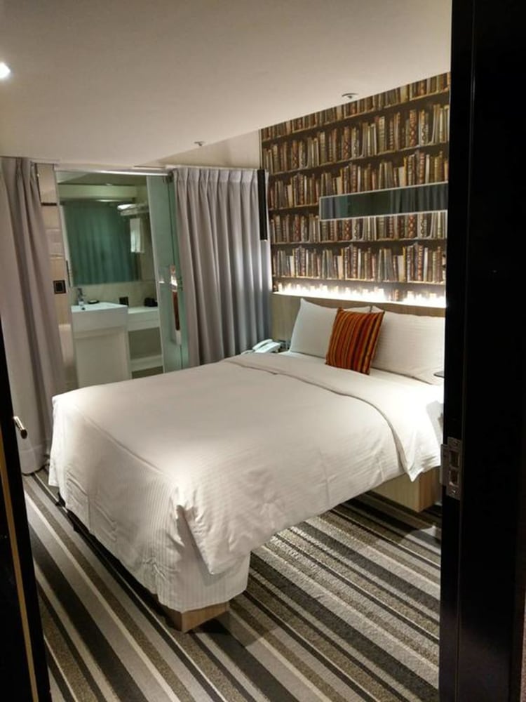 VIA HOTEL ZHONGXIAO 3/25