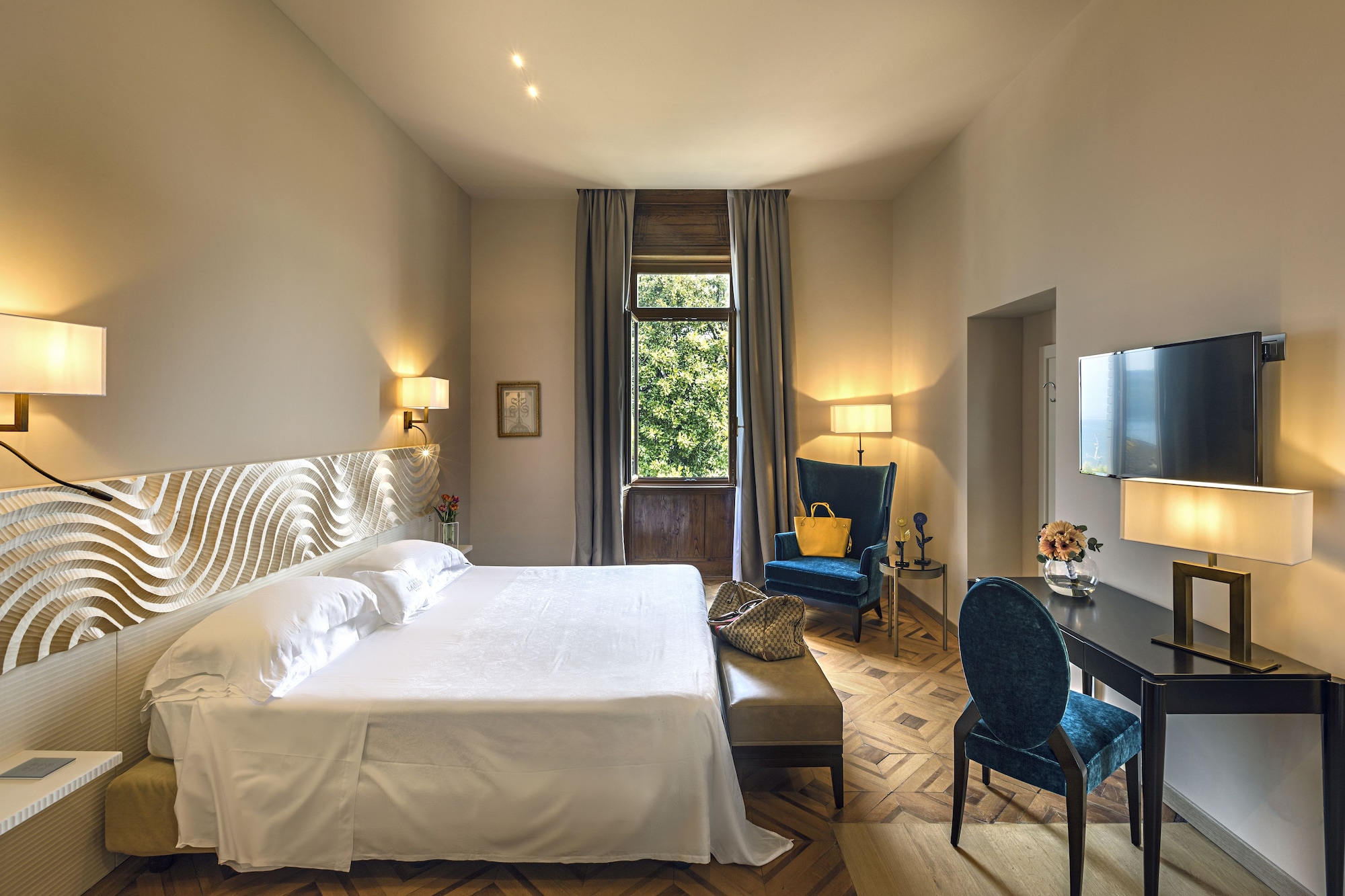 SUITE, LAKE SIDE