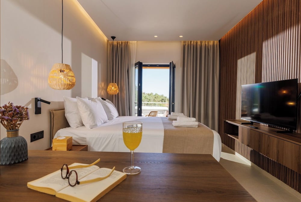 Mini, Deluxe, Suite, King Bed, Hot Tub
