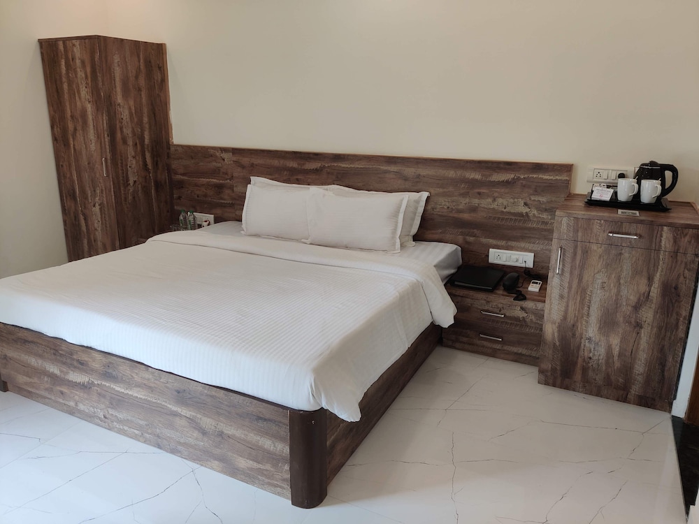 DELUXE, KING BED