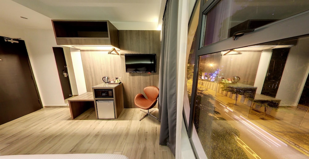 Flora by Crossroads Hotel 27/47