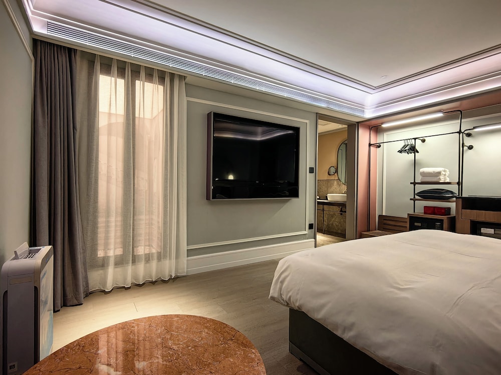 Standard, King Bed, No Window