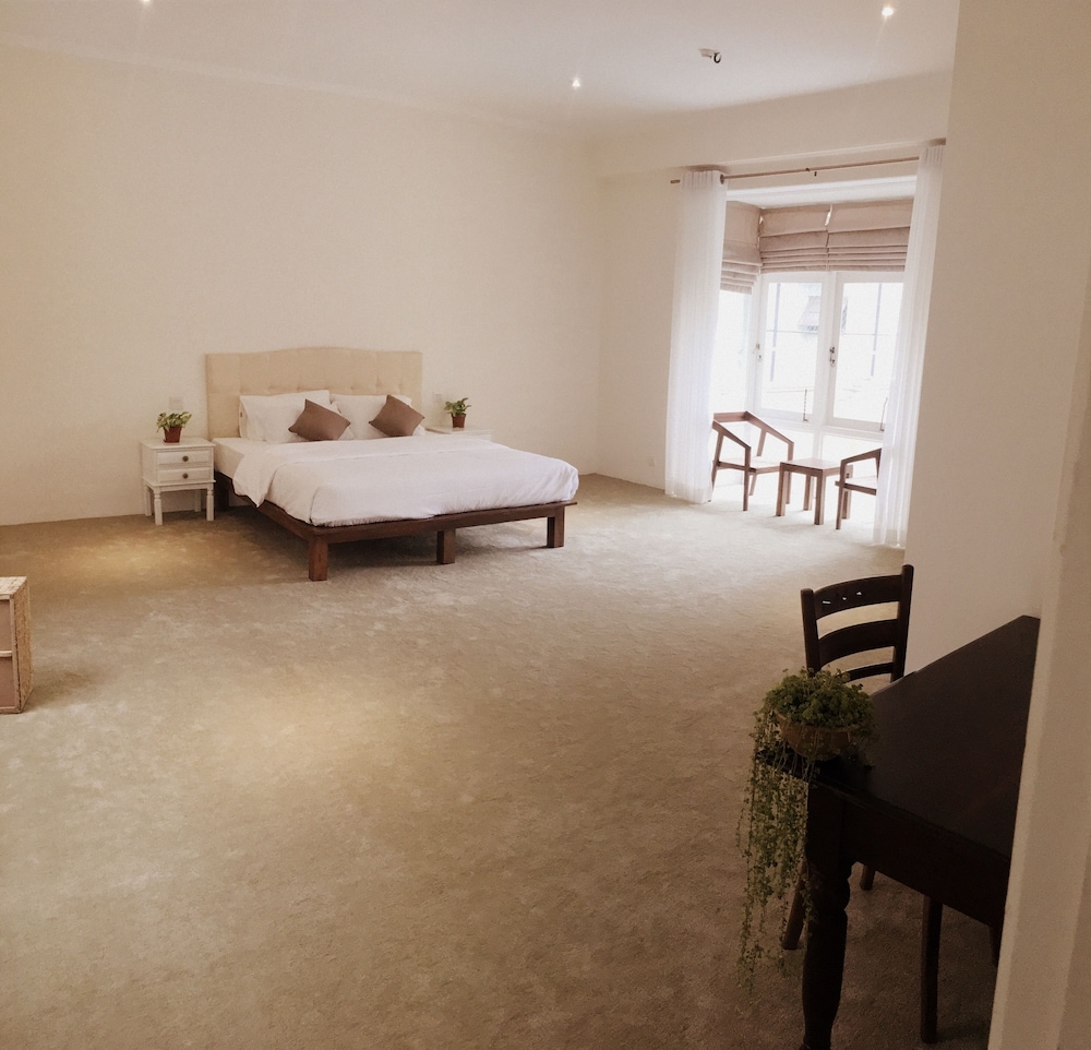 PREMIUM, DOUBLE BED, POOL SIDE