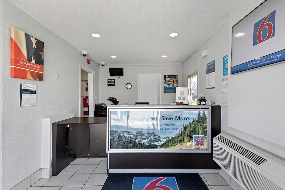 Motel6 San Diego, CA - North 14/61