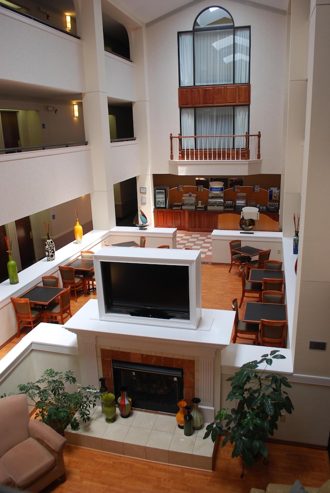 Holiday Inn Express Hotel & Suites Milton East I-10 3/73