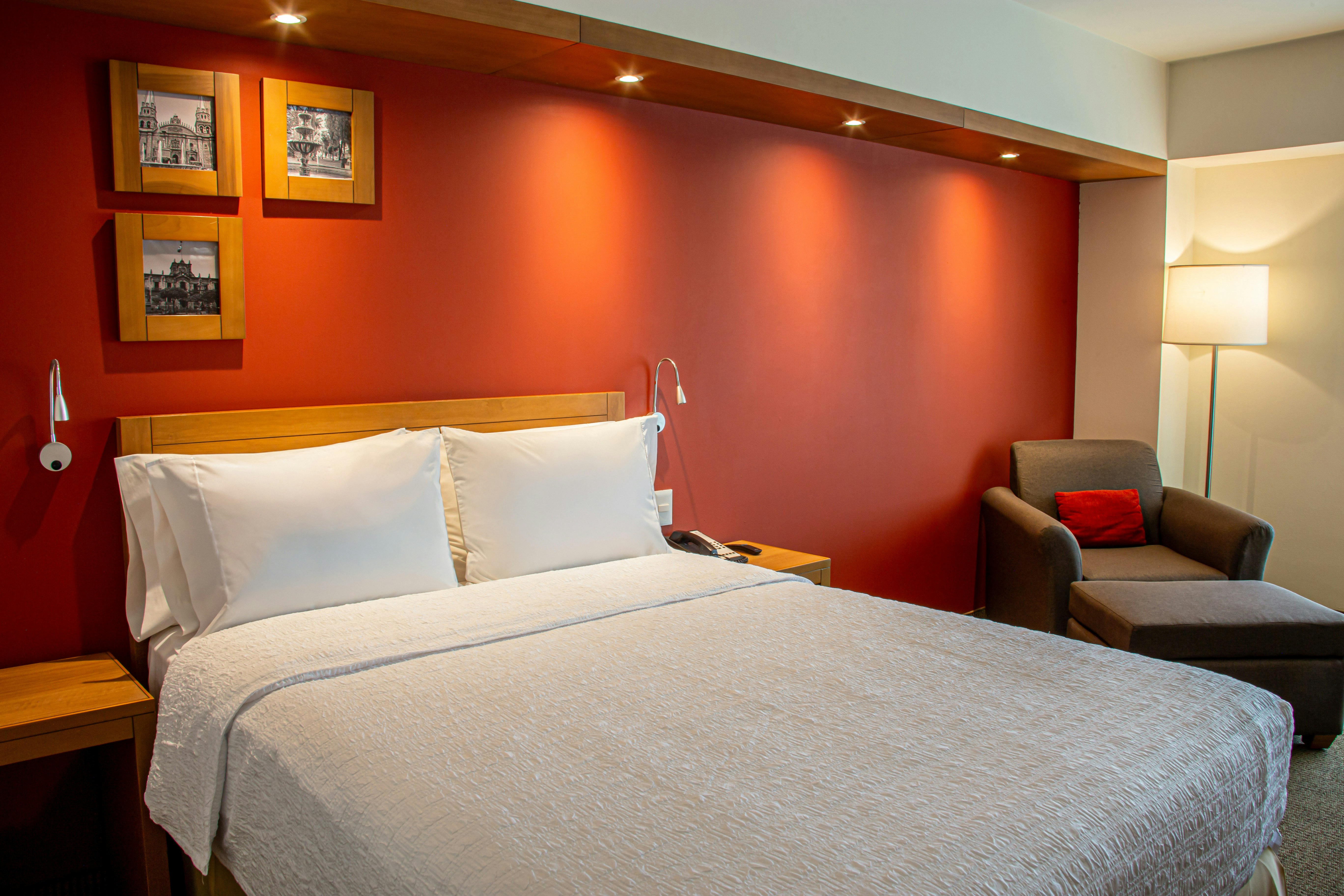 ROOM, QUEEN BED