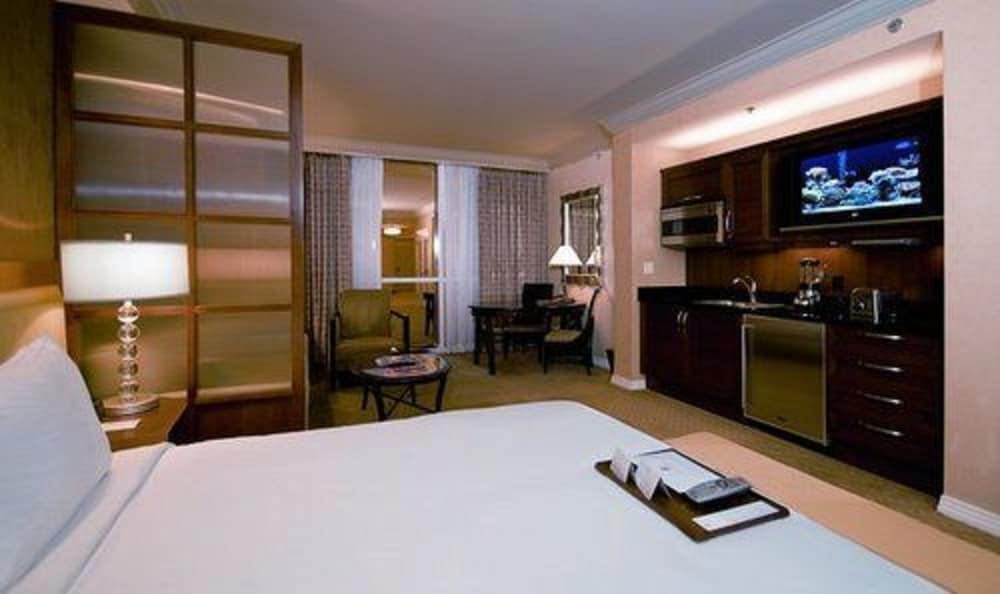 DELUXE, SUITE