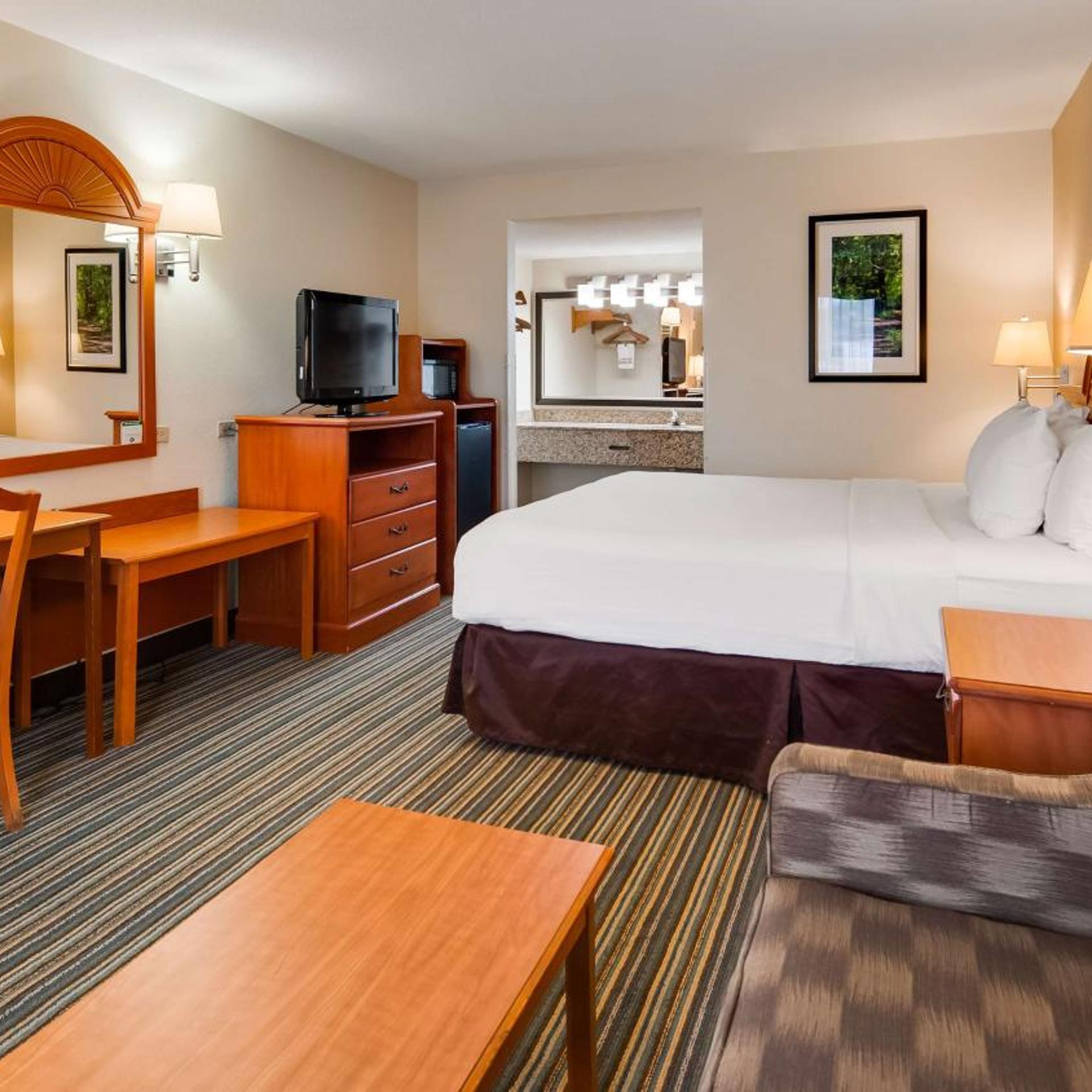 غرفة بسرير كينج يُسمح فيها بالحيوانات الأليفة للمدخنين، Best Western Of Murphy 4/8