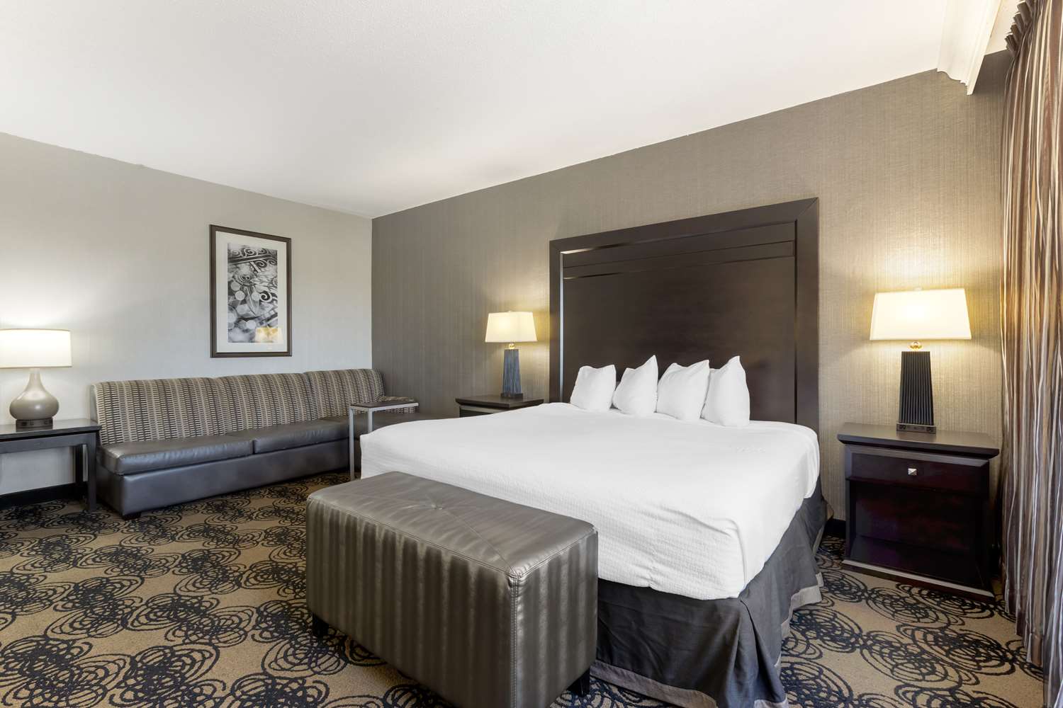 غرفة بسرير كينج مع أريكة، Best Western Plus Midwest Inn 2/4