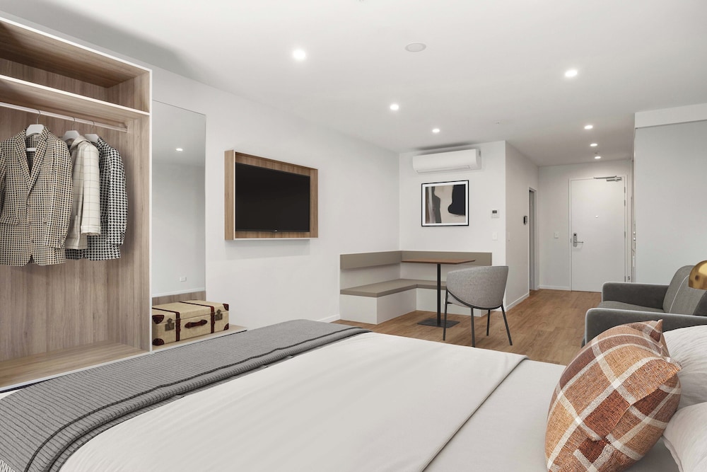 STUDIO, KING BED