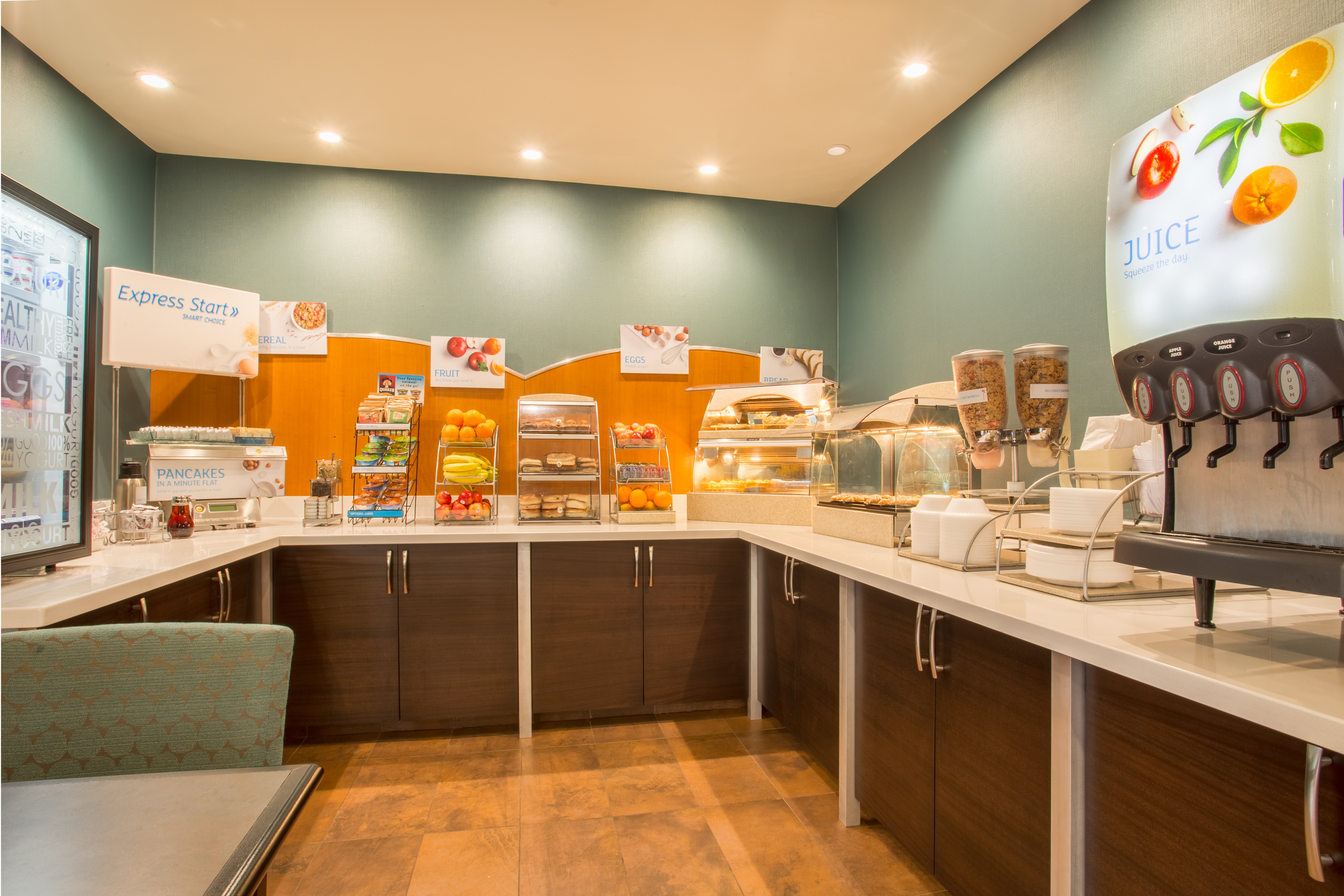 Holiday Inn Express Hotel and Suites Manteca City Center 55/76