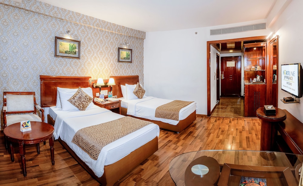 FORTUNE, CLUB, TWIN BEDS