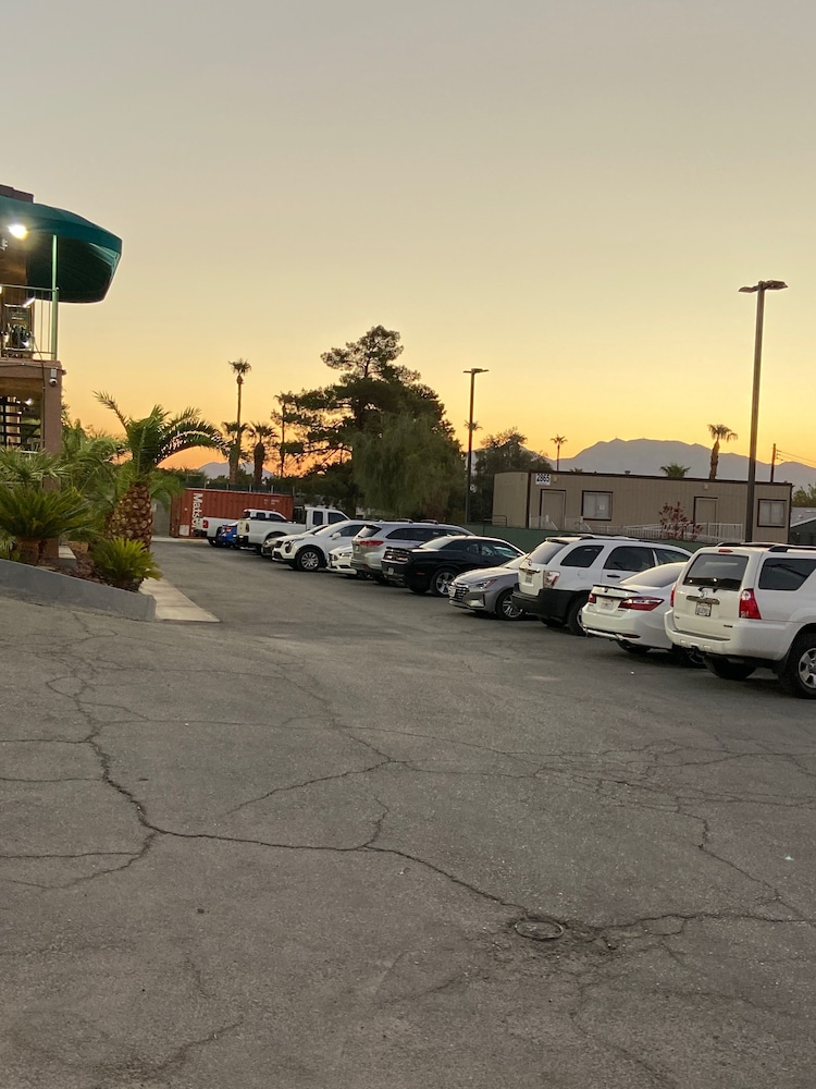 Crown Motel 55/66