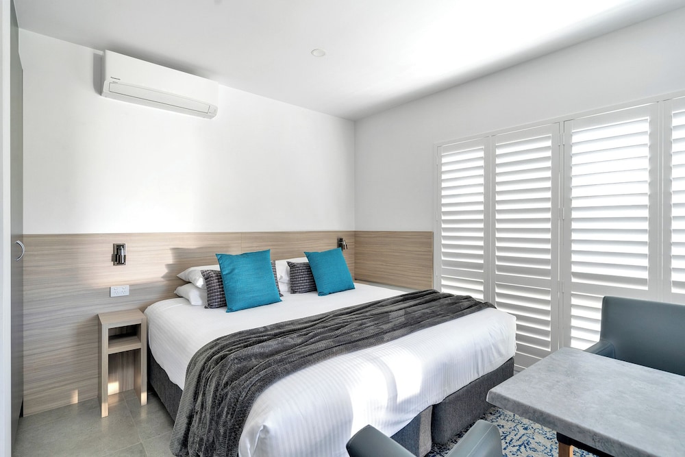 Deluxe, King Bed, Kitchenette, Courtyard Area